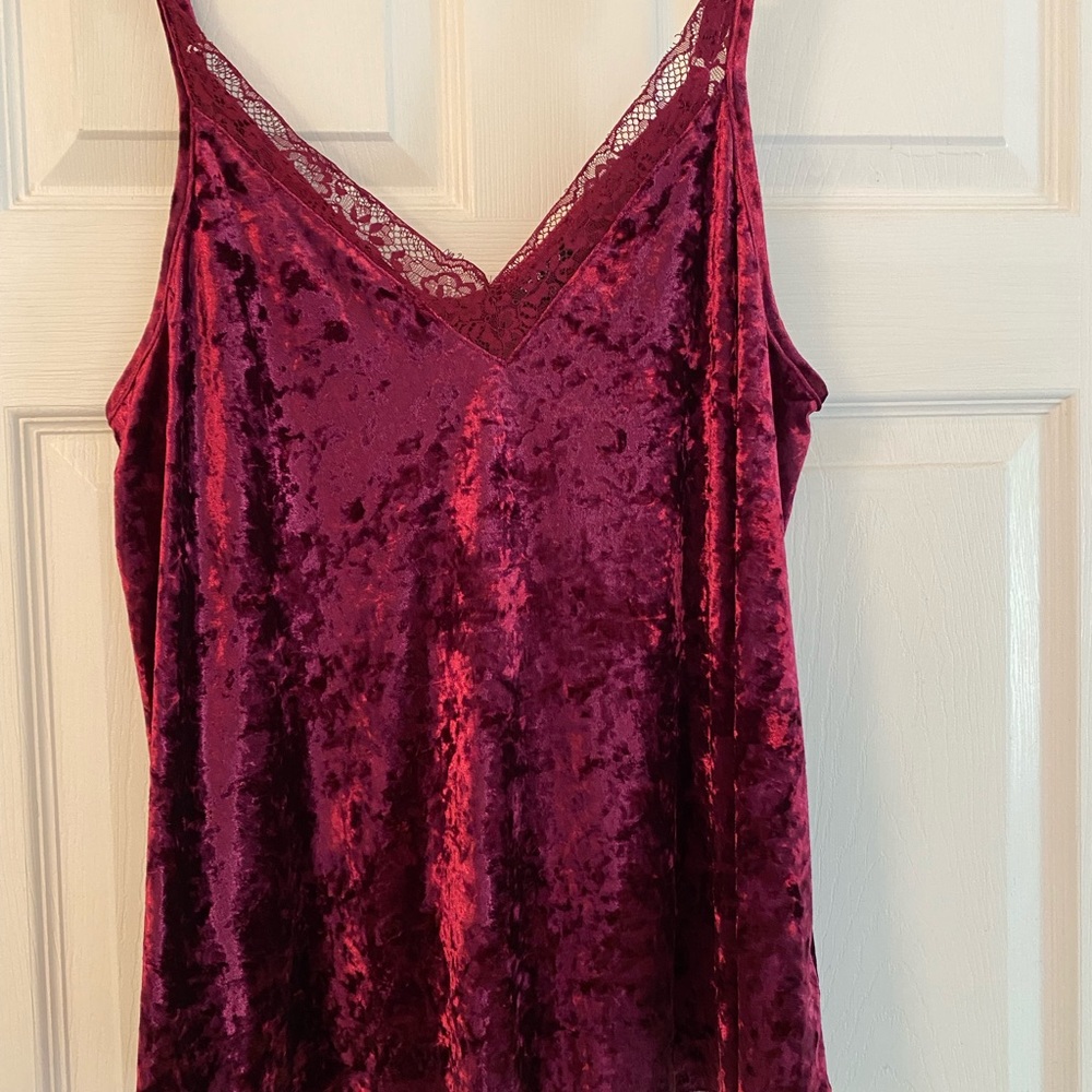 Torrid burgundy velvet camisole, size 00